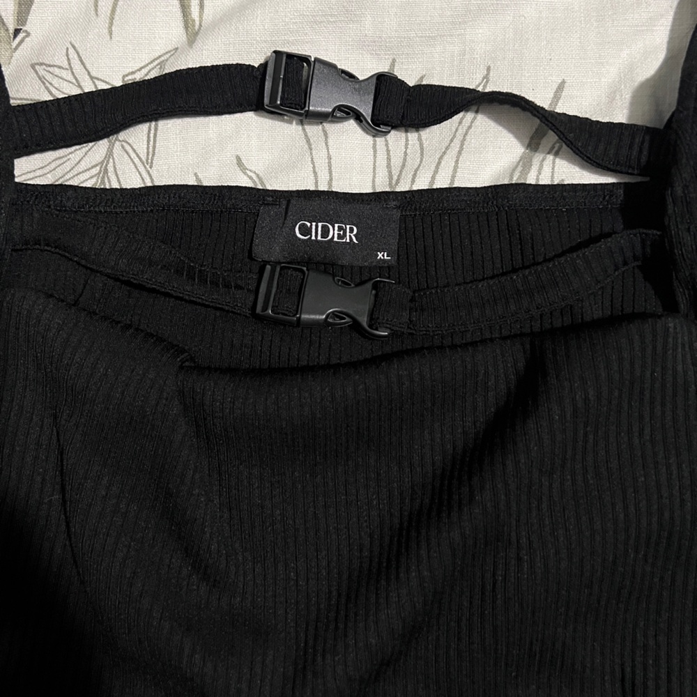 NWOT Cider Long Sleeve Buckle Crop Top - Picture 3 of 3